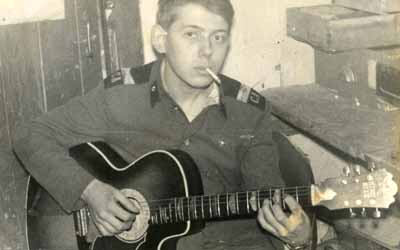 В армии, с одной из первых своих гитар