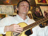 Гитарист группы "Ба-Ба-Ту" на презентации у гитарного мастера Владимира Сысоева