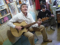 Олег Зобачев на презентации новой гитары